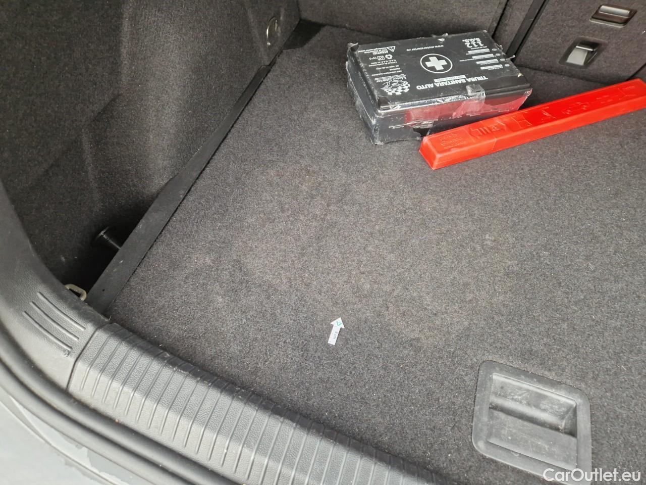  Volkswagen  Golf  Life 1.0 TSI #52