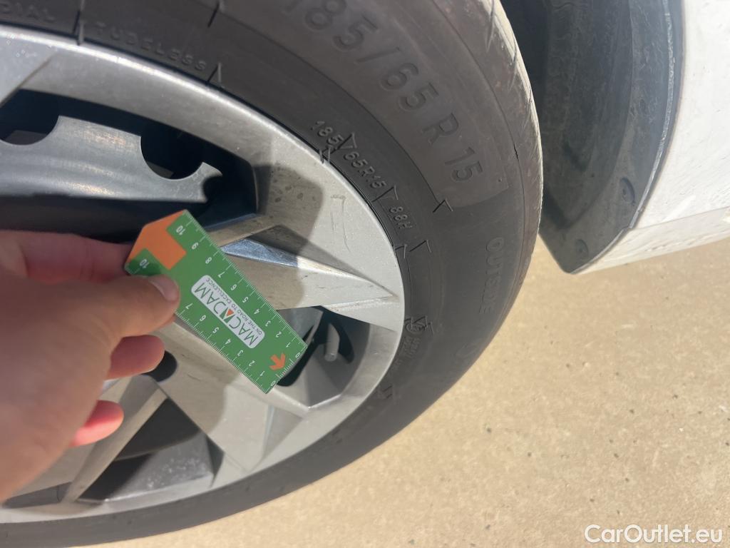  Hyundai  i20 HYUNDAI  / 2023 / 5P / berlina con portón 1.2 MPI Essence #26