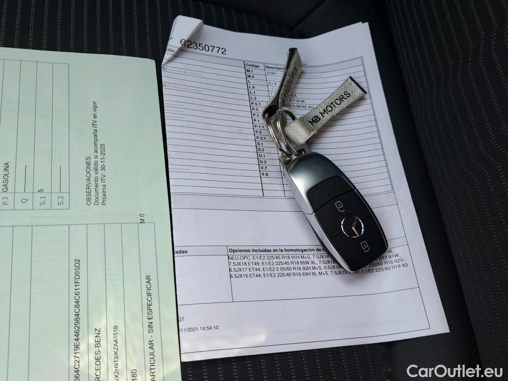  Mercedes  A-Klasse MERCEDES-BENZ Clase A / 2018 / 5P / berlina con portón A 180 #2