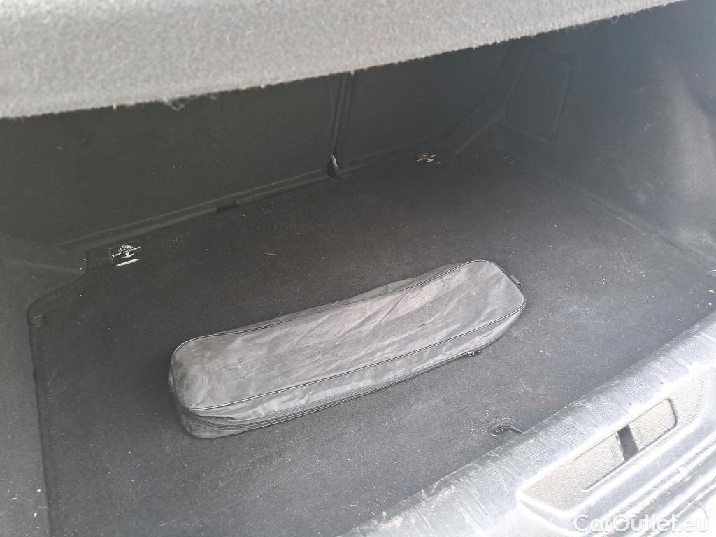  Peugeot  308 PEUGEOT  / 2017 / 5P / berlina con portón 5p Active Pack BlueHDi 130 S&S (AC) #27