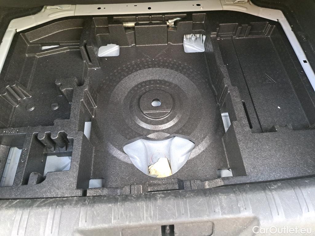  Peugeot  308 PEUGEOT  / 2017 / 5P / berlina con portón 5p Active Pack BlueHDi 130 S&S (AC) #24