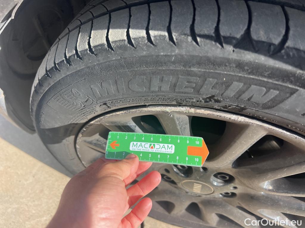  Mini  Cooper MINI MINI / 2014 / 5P / berlina con portón ONE 5 PUERTAS (CX) #27