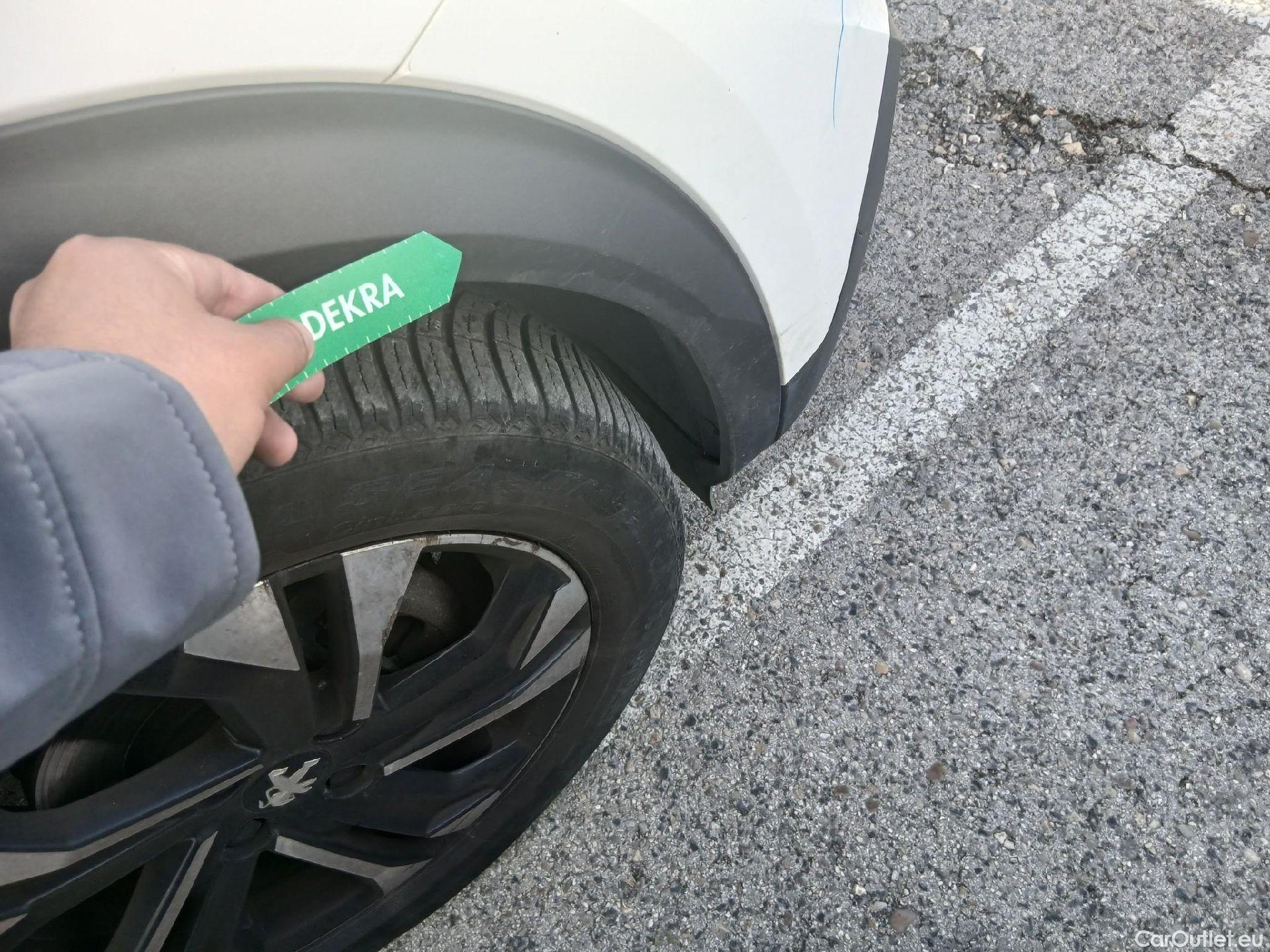  Peugeot  2008 PEUGEOT  / 2019 / 5P / todoterreno Allure BlueHDI 81kW (110CV) #29