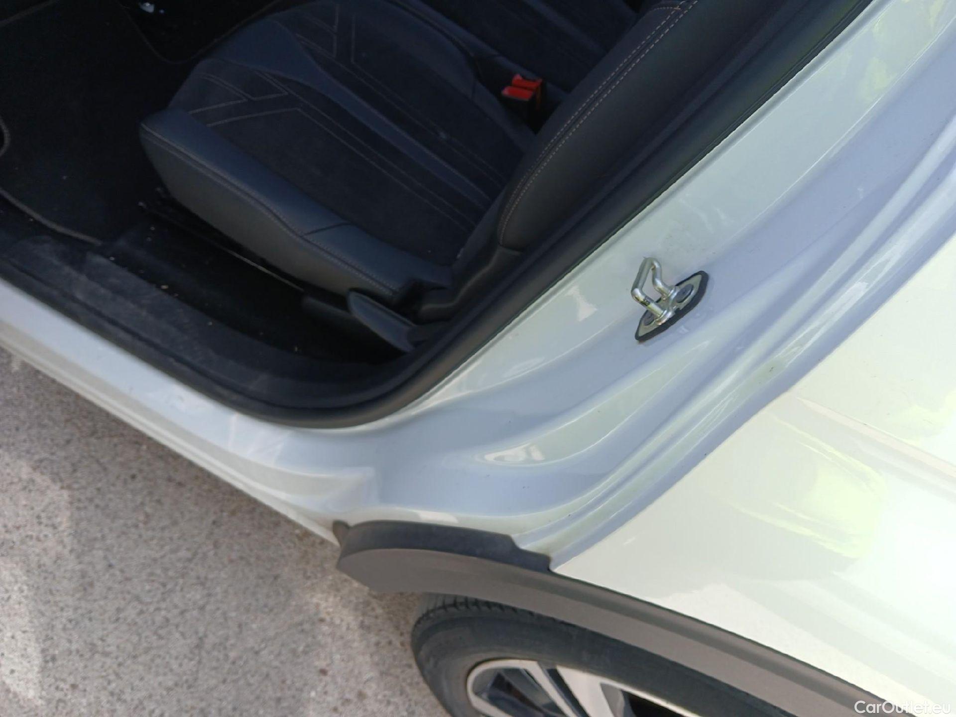  Peugeot  5008 PEUGEOT  / 2020 / 5P / todoterreno 1.5 BlueHDi 96kW S&S GT EAT8 #8