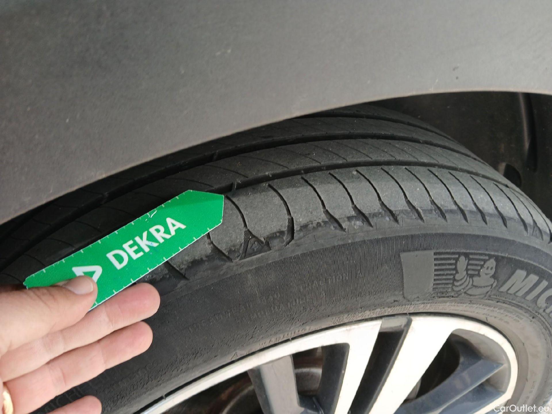  Peugeot  5008 PEUGEOT  / 2020 / 5P / todoterreno 1.5 BlueHDi 96kW S&S GT EAT8 #26