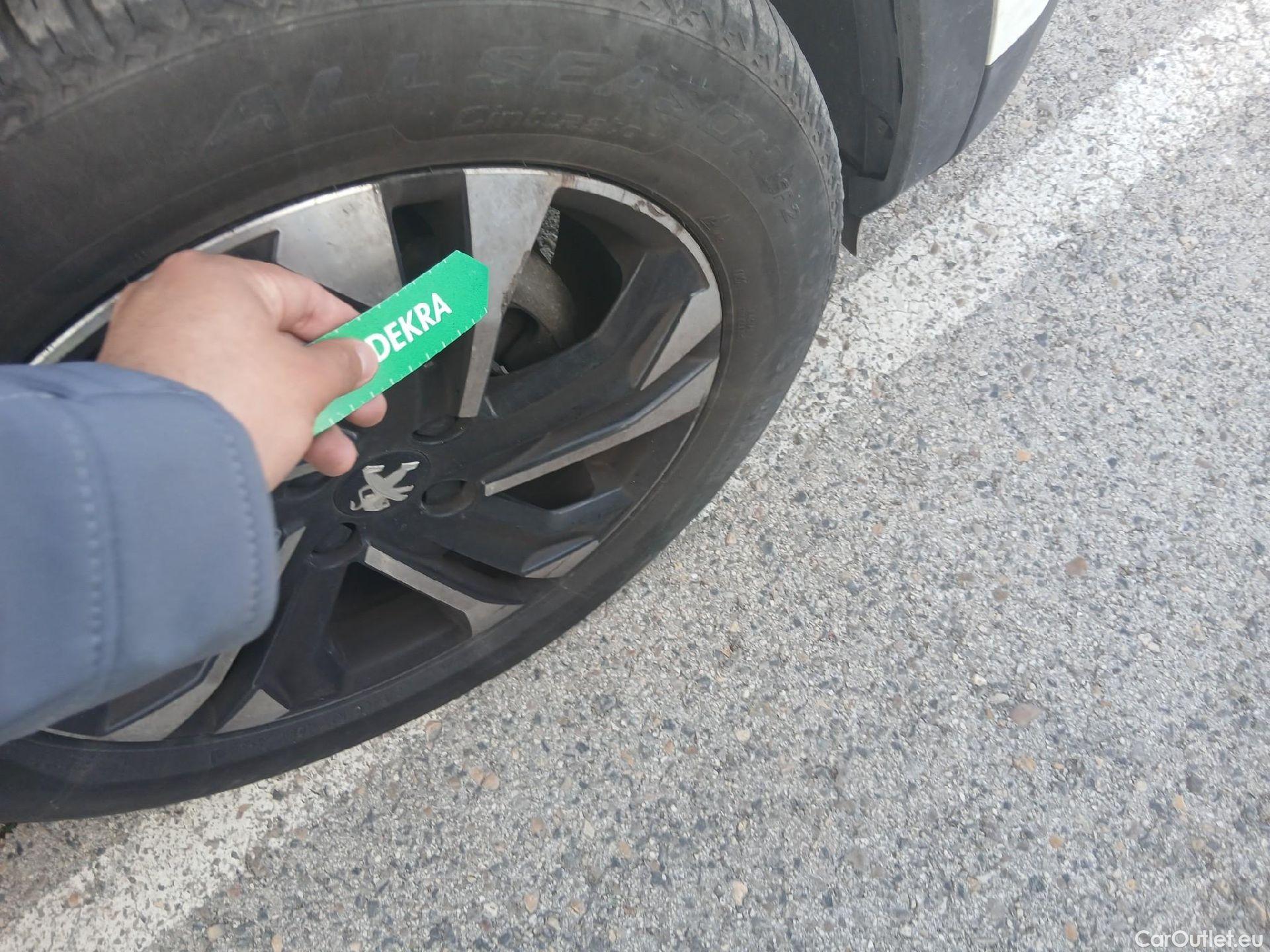  Peugeot  2008 PEUGEOT  / 2019 / 5P / todoterreno Allure BlueHDI 81kW (110CV) #32