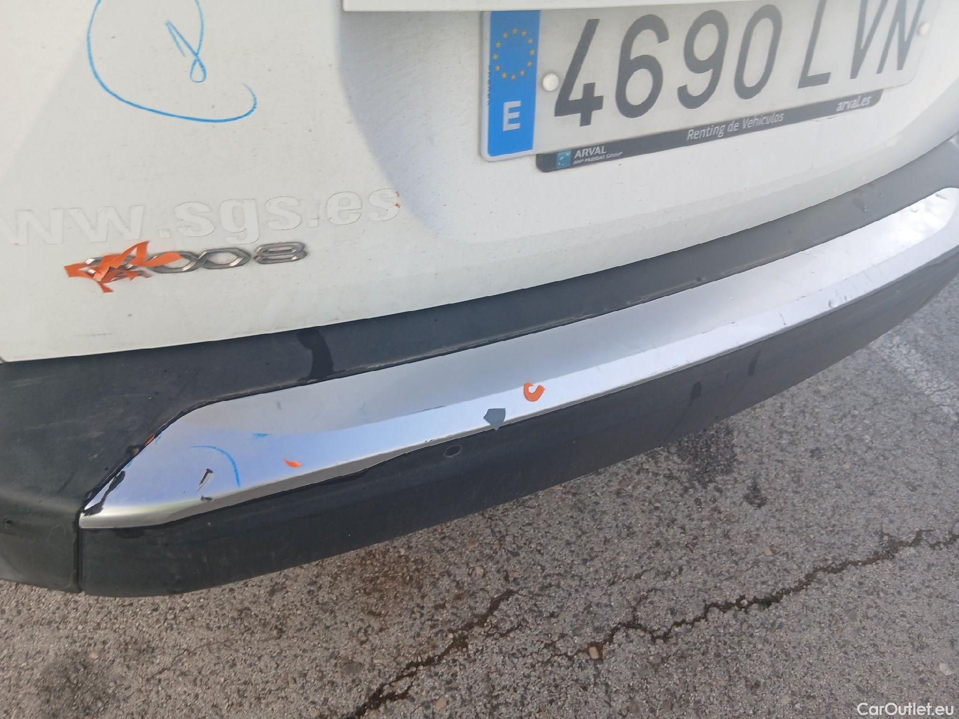  Peugeot  2008 PEUGEOT  / 2019 / 5P / todoterreno Allure BlueHDI 81kW (110CV) #16