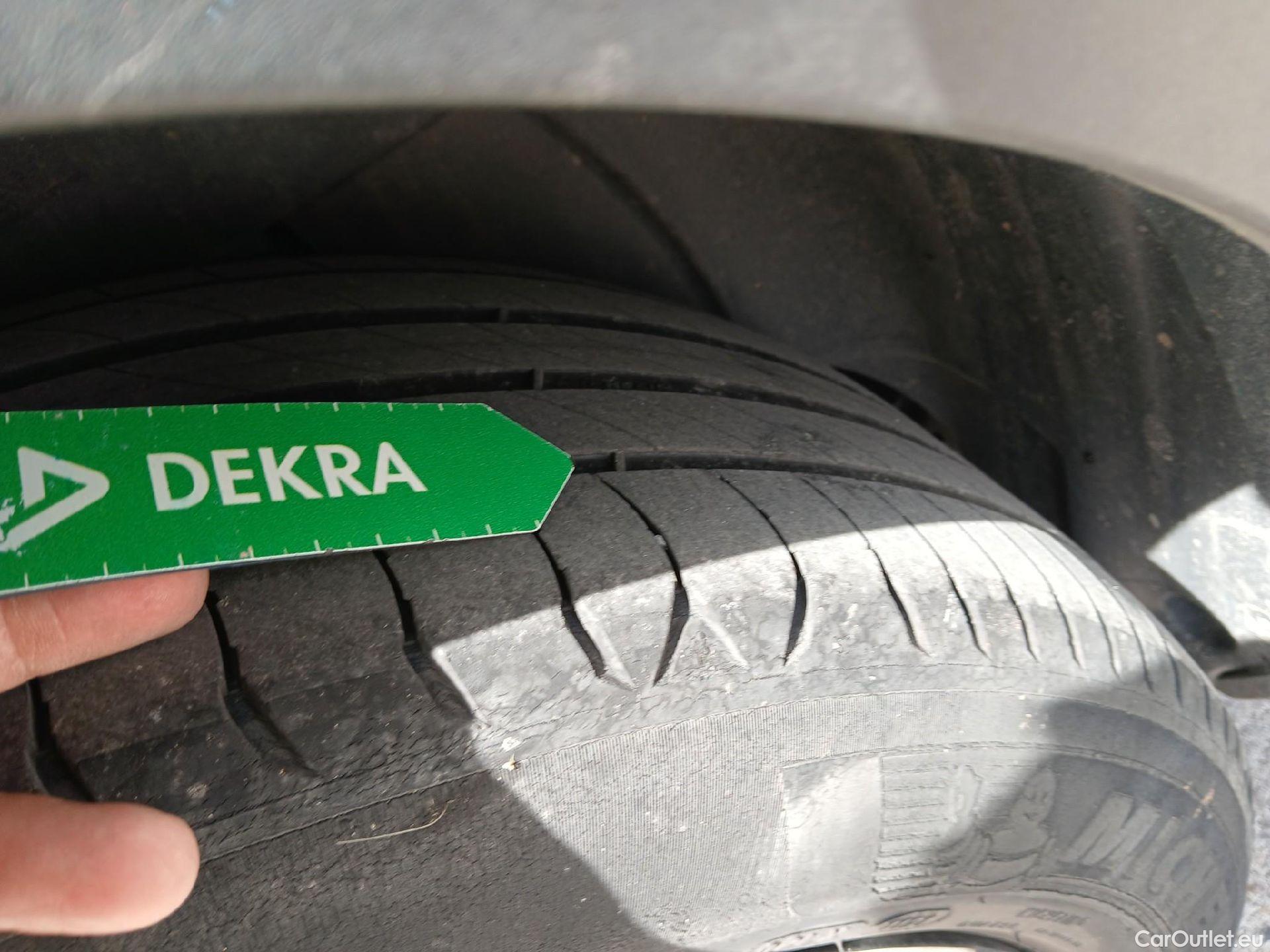  Peugeot  5008 PEUGEOT  / 2020 / 5P / todoterreno 1.5 BlueHDi 96kW S&S GT EAT8 #41