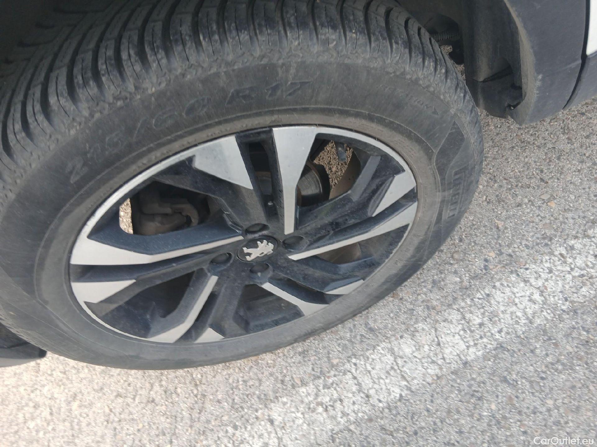  Peugeot  2008 PEUGEOT  / 2019 / 5P / todoterreno Allure BlueHDI 81kW (110CV) #21