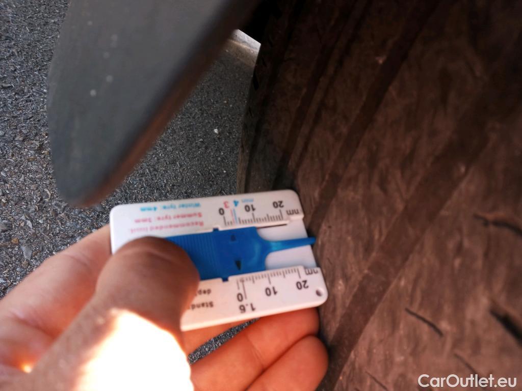  Volvo  XC 40 VOLVO XC40 / 2017 / 5P / todoterreno 2.0 T4 R-Design Auto #4