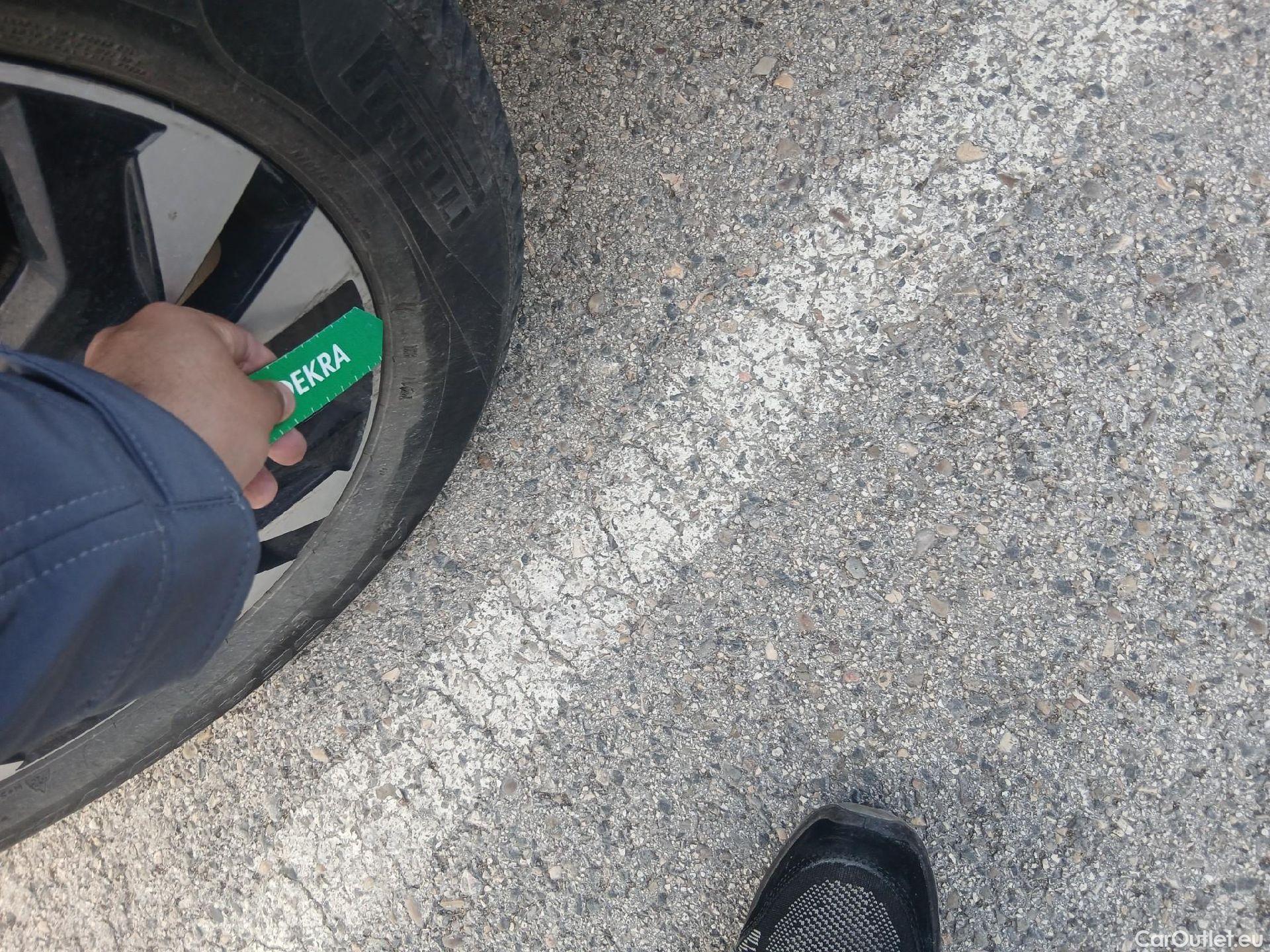  Peugeot  2008 PEUGEOT  / 2019 / 5P / todoterreno Allure BlueHDI 81kW (110CV) #24