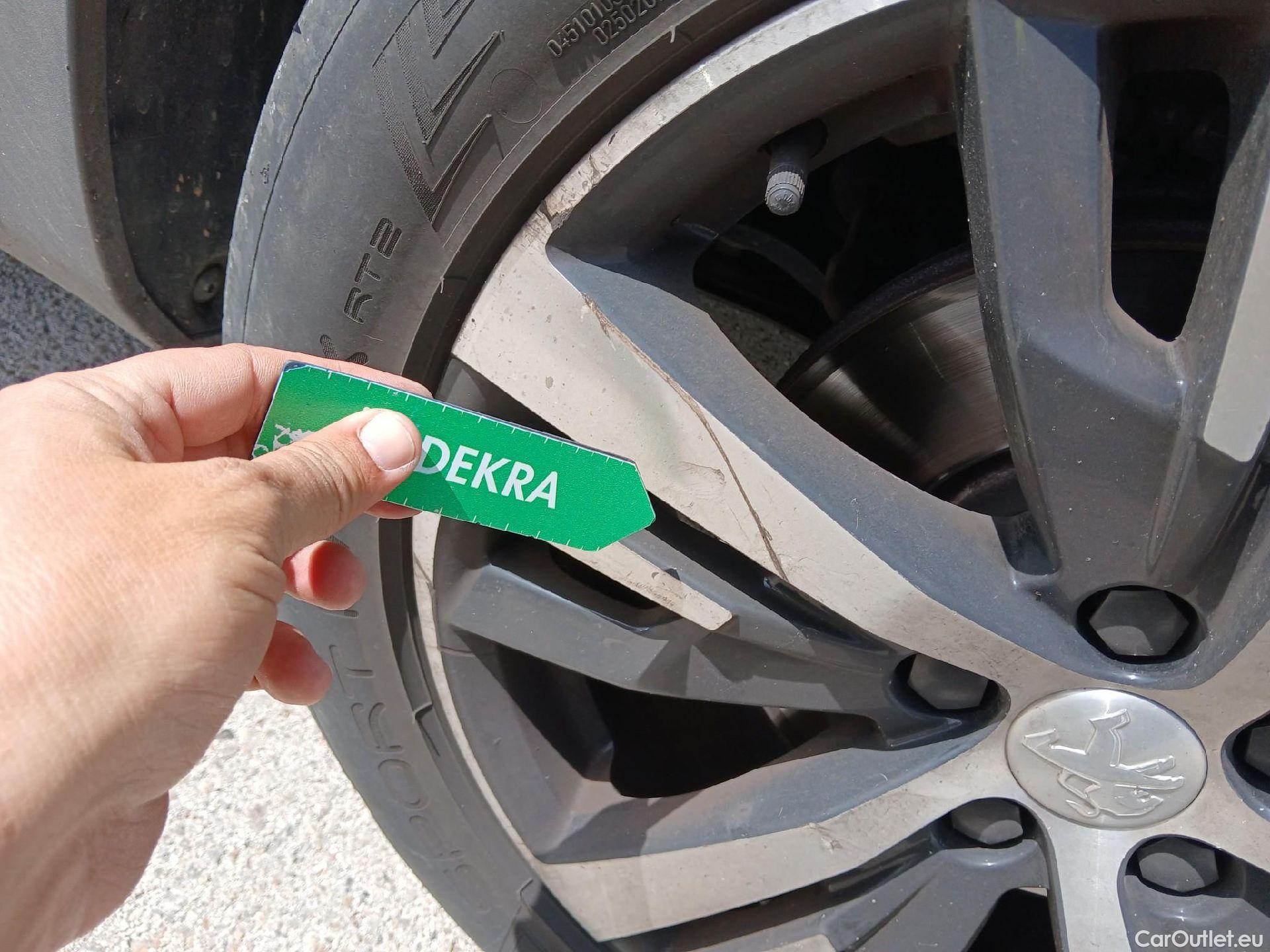  Peugeot  5008 PEUGEOT  / 2020 / 5P / todoterreno 1.5 BlueHDi 96kW S&S GT EAT8 #48