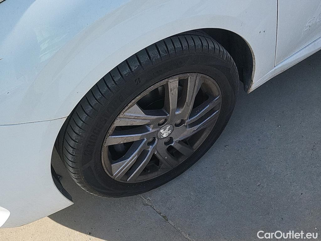  Peugeot  208 PEUGEOT  / 2019 / 5P / berlina con portón BlueHDi 73kW (100CV) Active Pack (AC) #20