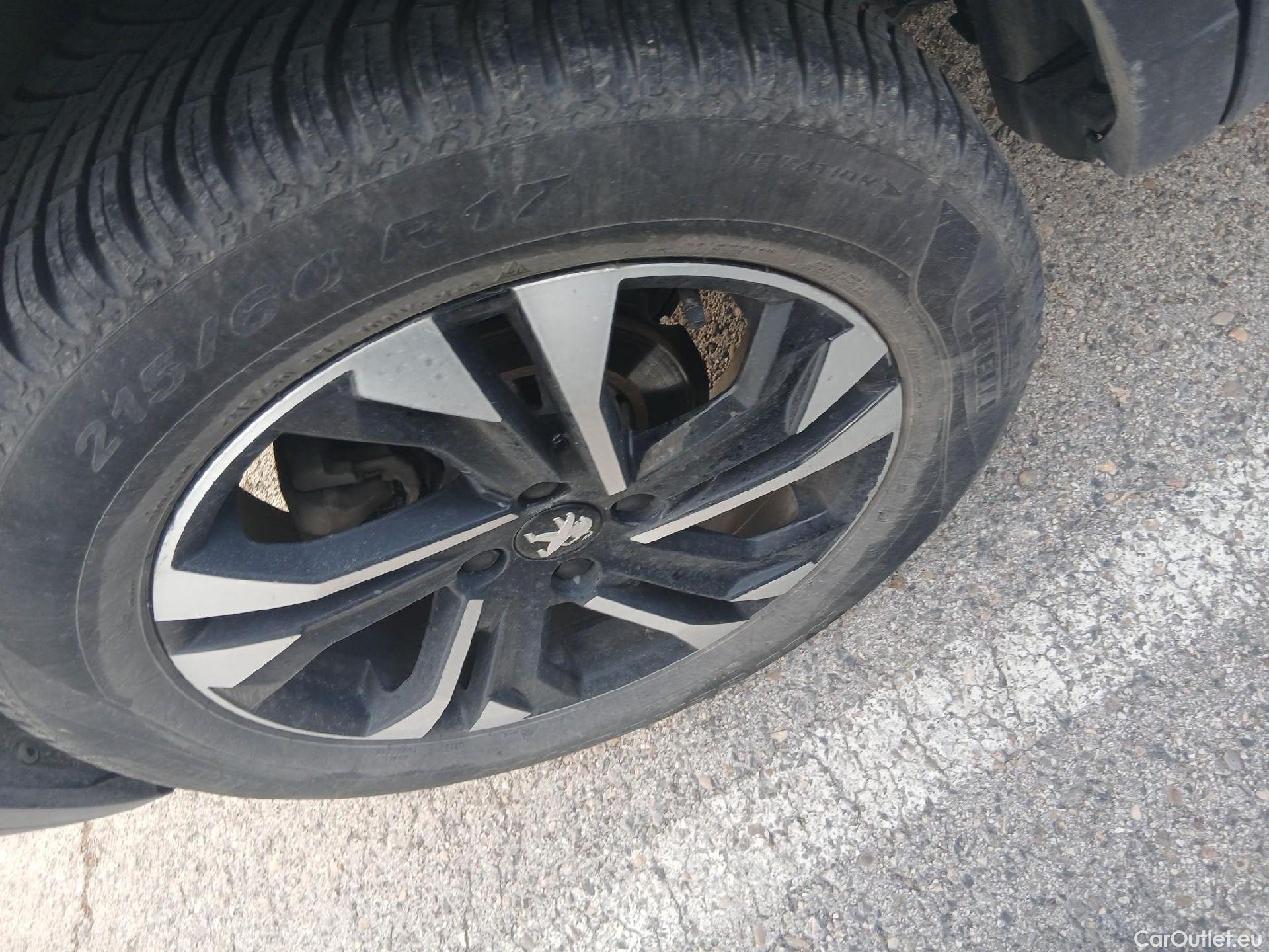  Peugeot  2008 PEUGEOT  / 2019 / 5P / todoterreno Allure BlueHDI 81kW (110CV) #23