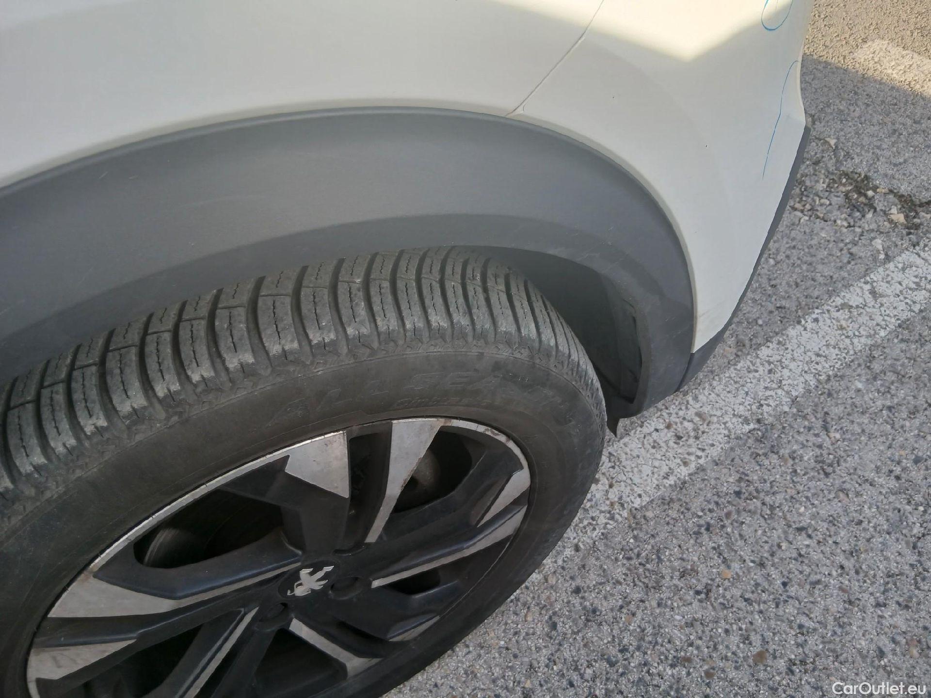  Peugeot  2008 PEUGEOT  / 2019 / 5P / todoterreno Allure BlueHDI 81kW (110CV) #30