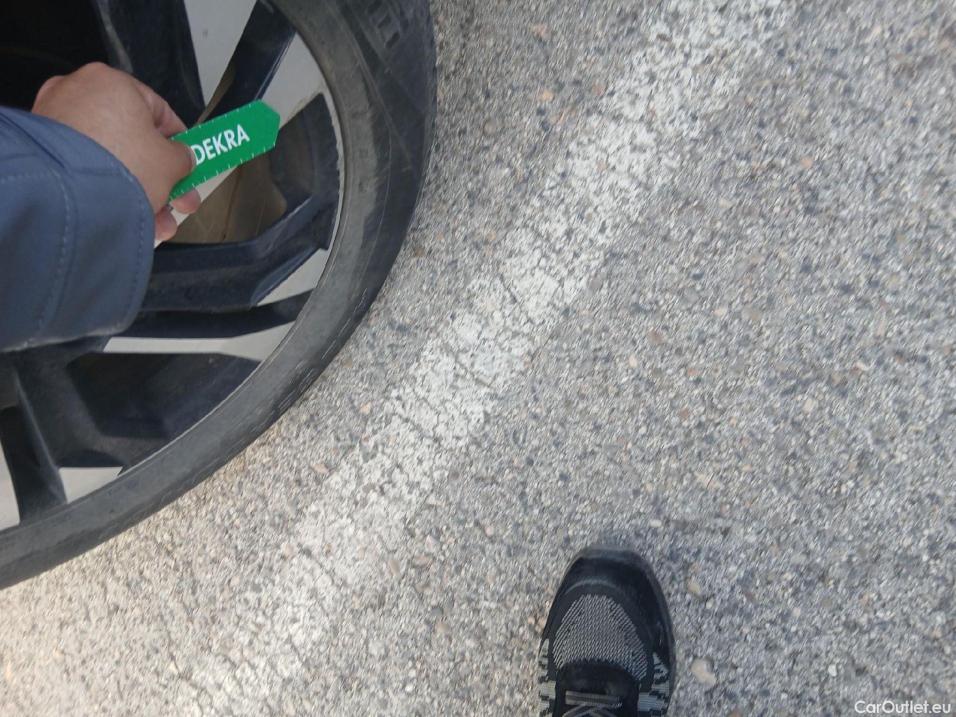  Peugeot  2008 PEUGEOT  / 2019 / 5P / todoterreno Allure BlueHDI 81kW (110CV) #22