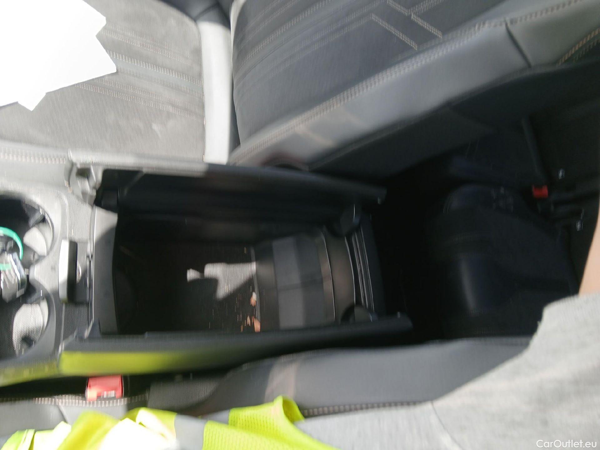  Peugeot  5008 PEUGEOT  / 2020 / 5P / todoterreno 1.5 BlueHDi 96kW S&S GT EAT8 #2