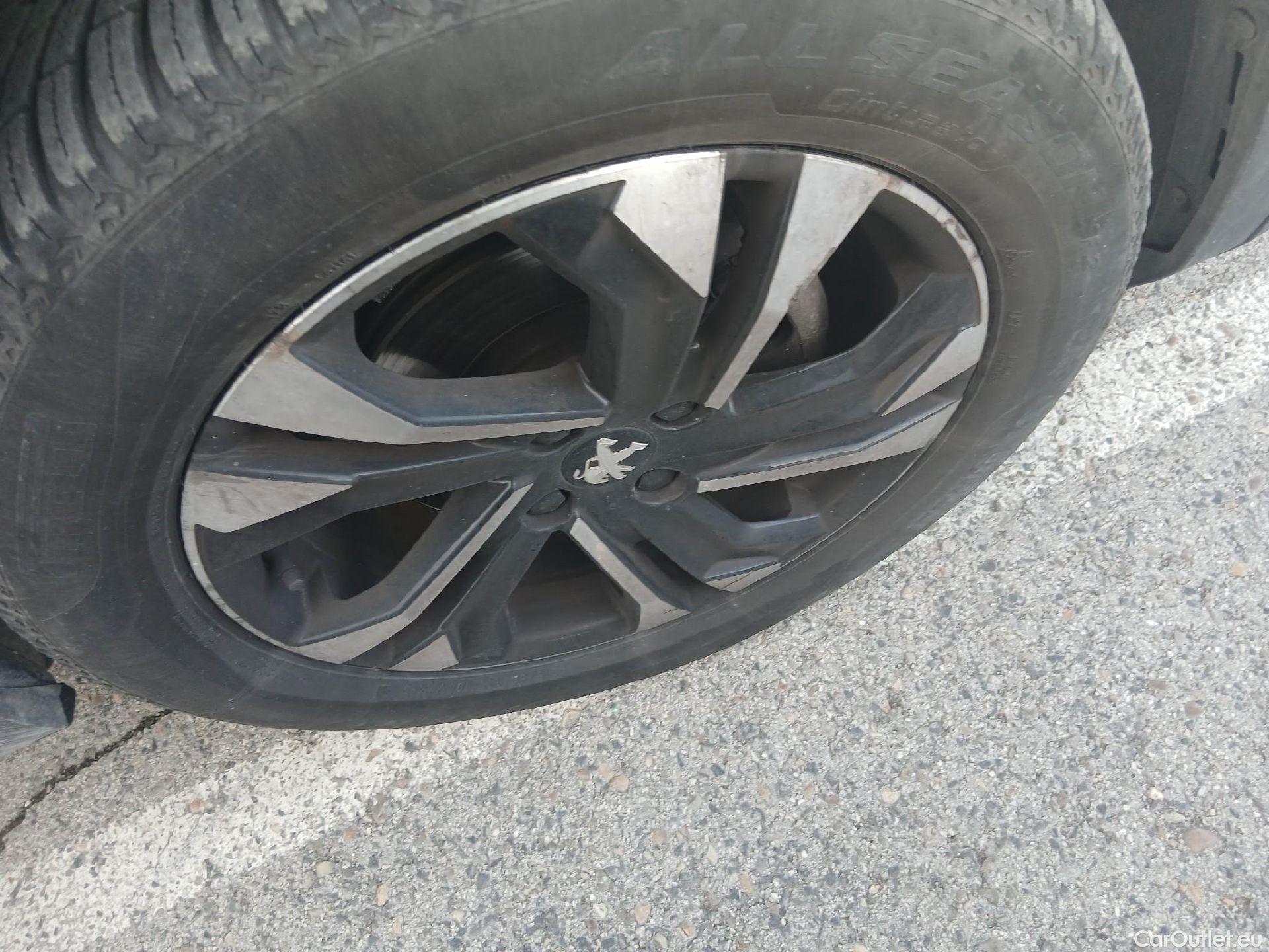  Peugeot  2008 PEUGEOT  / 2019 / 5P / todoterreno Allure BlueHDI 81kW (110CV) #31