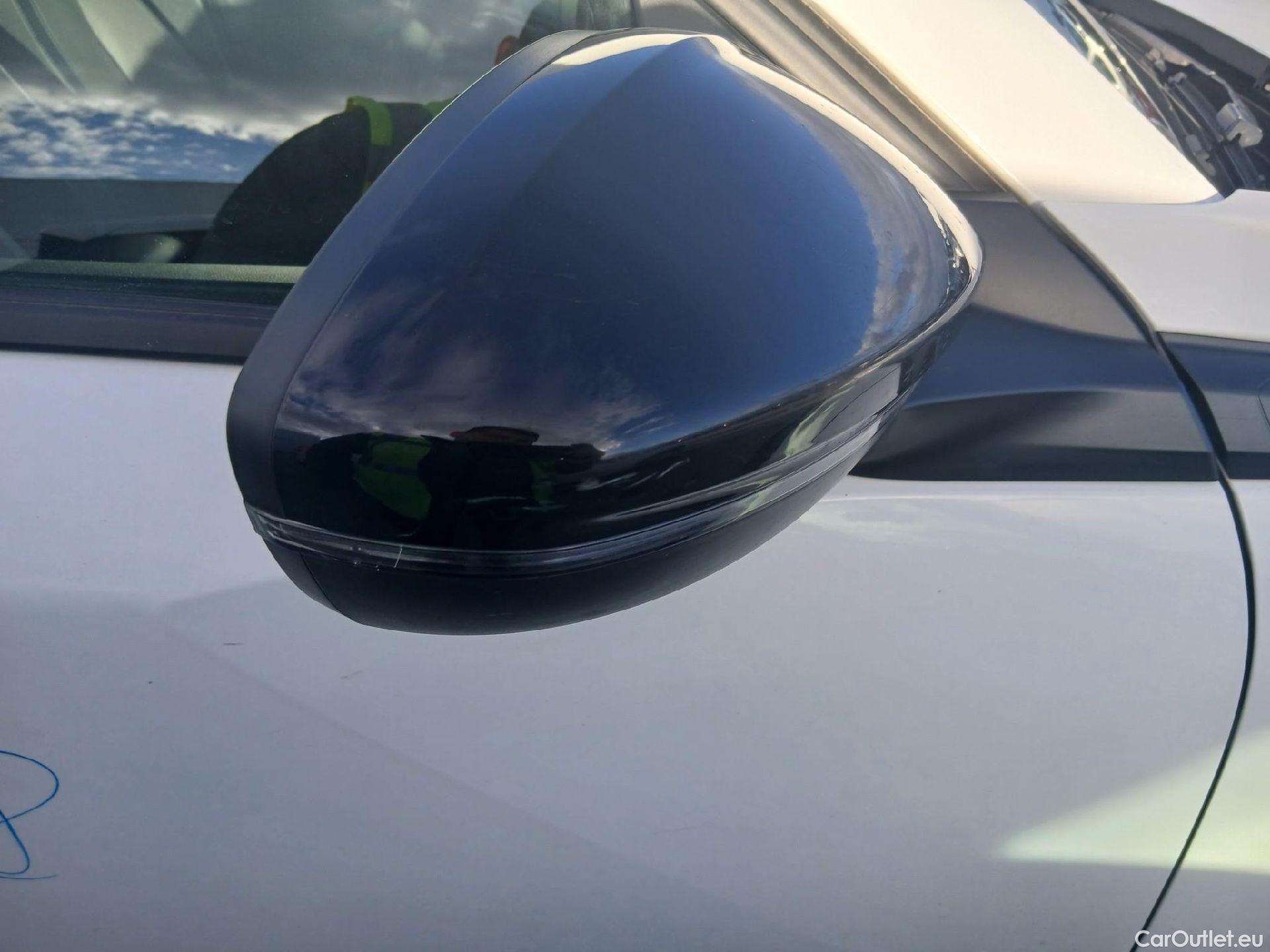  Peugeot  2008 PEUGEOT  / 2019 / 5P / todoterreno Allure BlueHDI 81kW (110CV) #27