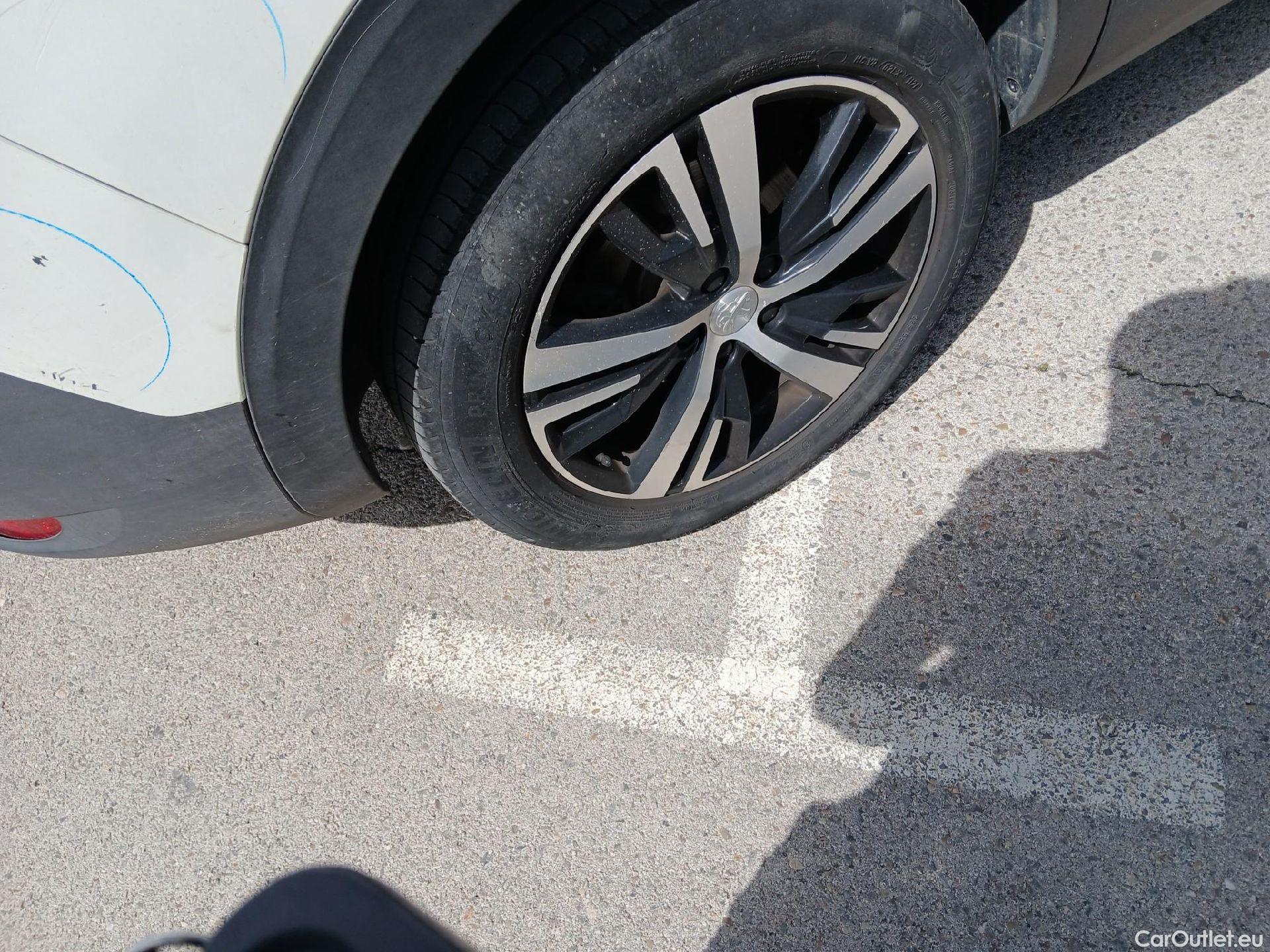  Peugeot  5008 PEUGEOT  / 2020 / 5P / todoterreno 1.5 BlueHDi 96kW S&S GT EAT8 #42