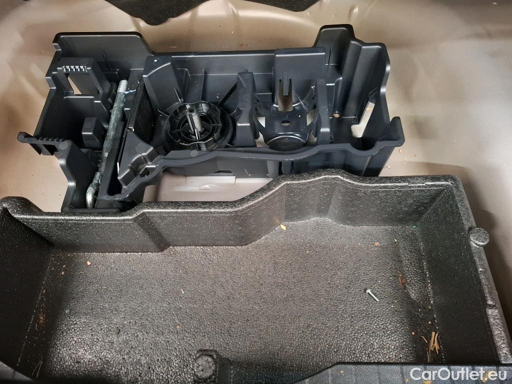  Peugeot  2008  Allure Pack 1.5 HDi 130CV BVA8 E6d #4