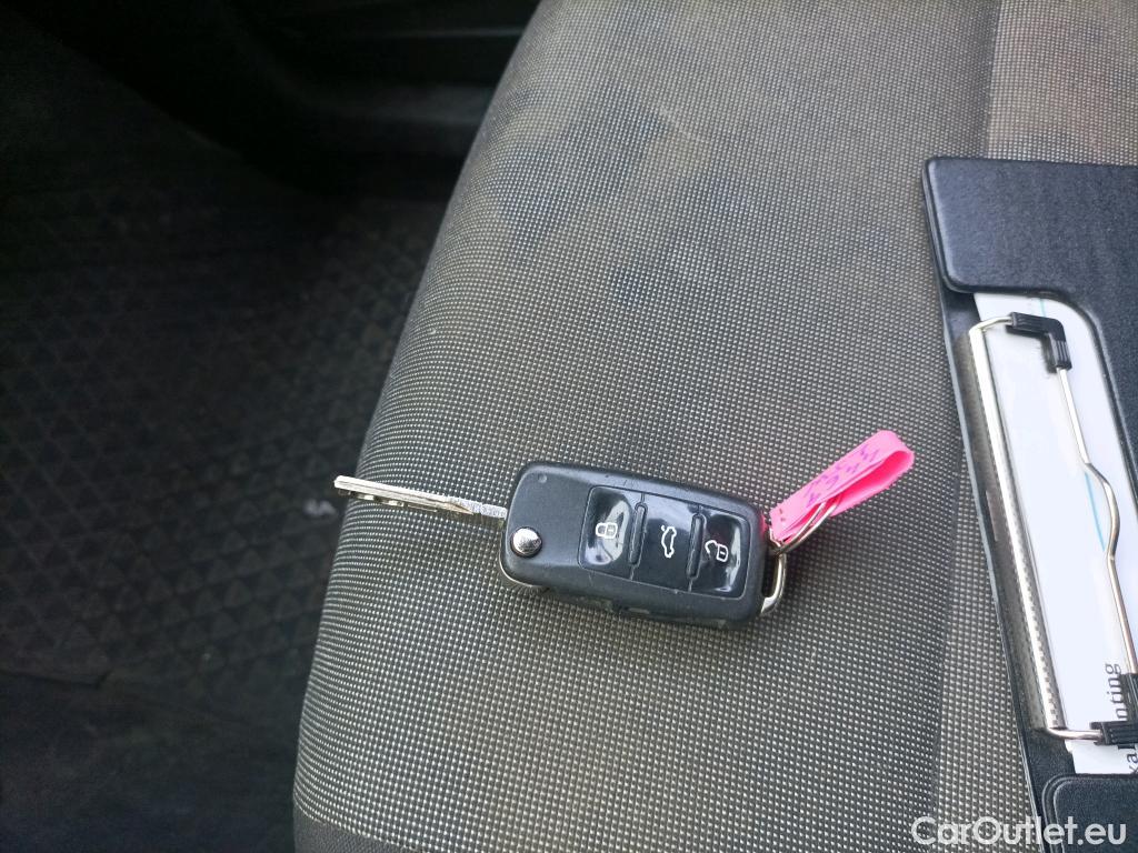  Volkswagen  Caddy VOLKSWAGEN  / 2015 / 4P / furgón derivado de turismo Profesional Furgón 2.0 TDI 75kW BMT (CX) #6