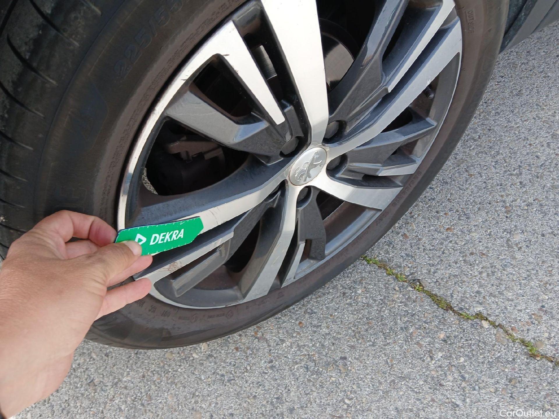  Peugeot  3008 PEUGEOT  / 2020 / 5P / todoterreno 1.5 BlueHDi 96kW (130CV) S&S Allure #15