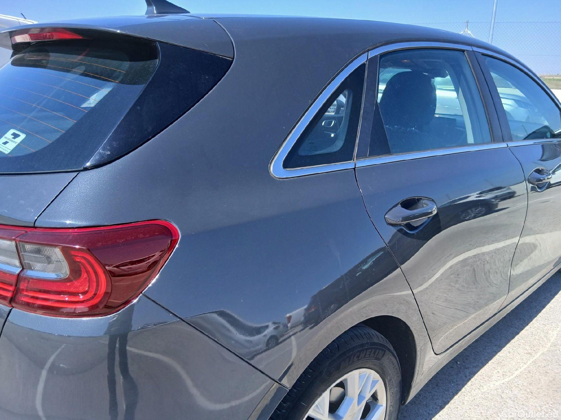  KIA  Cee'd KIA Ceed / 2021 / 5P / berlina con portón 1.0 T-GDi 88kW (120CV) Drive #24