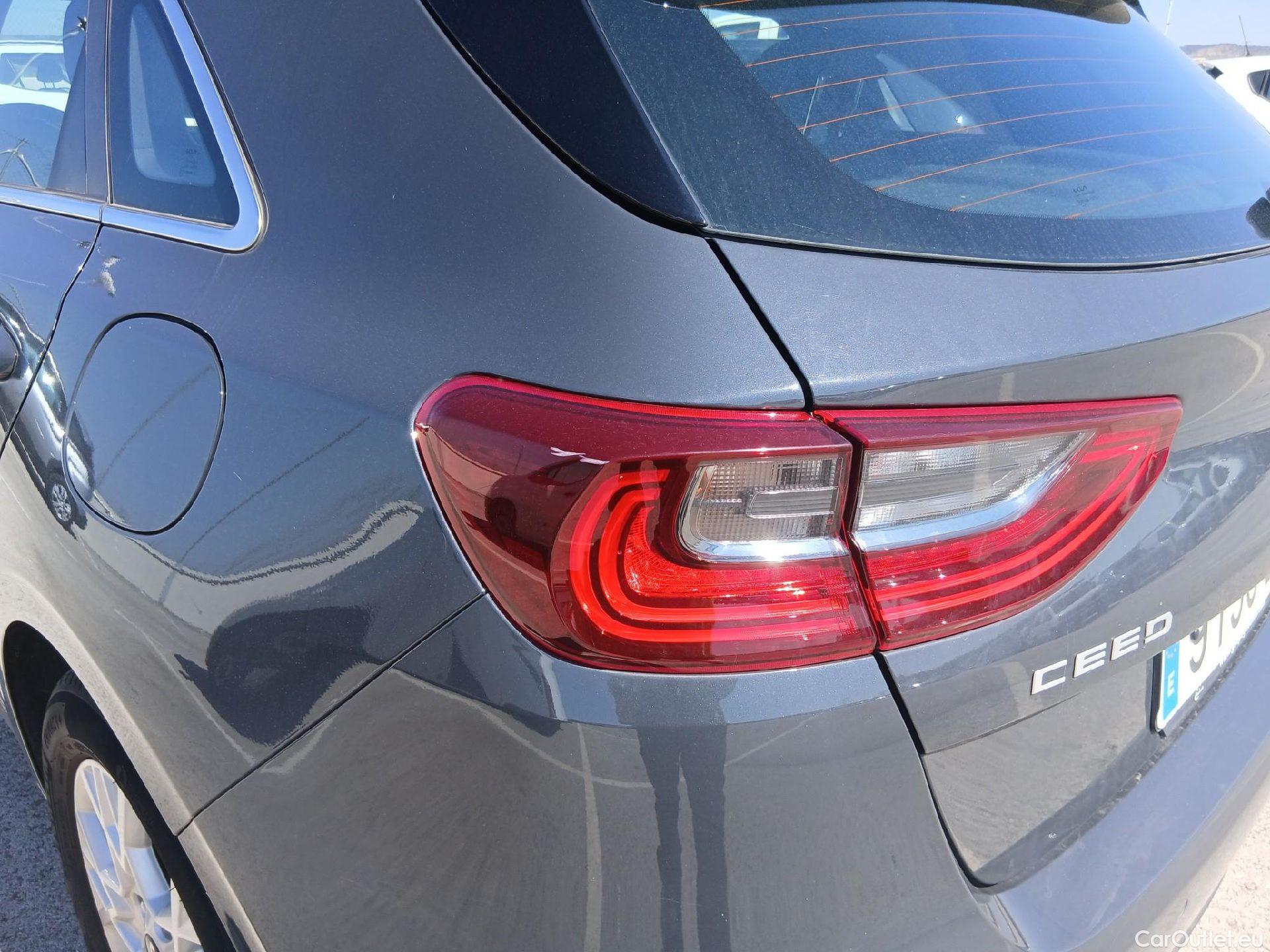  KIA  Cee'd KIA Ceed / 2021 / 5P / berlina con portón 1.0 T-GDi 88kW (120CV) Drive #22