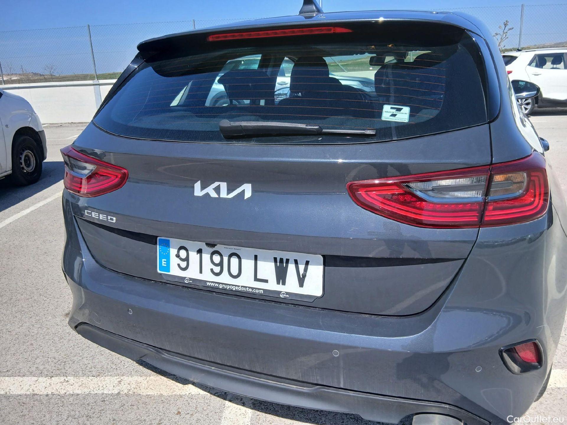  KIA  Cee'd KIA Ceed / 2021 / 5P / berlina con portón 1.0 T-GDi 88kW (120CV) Drive #23