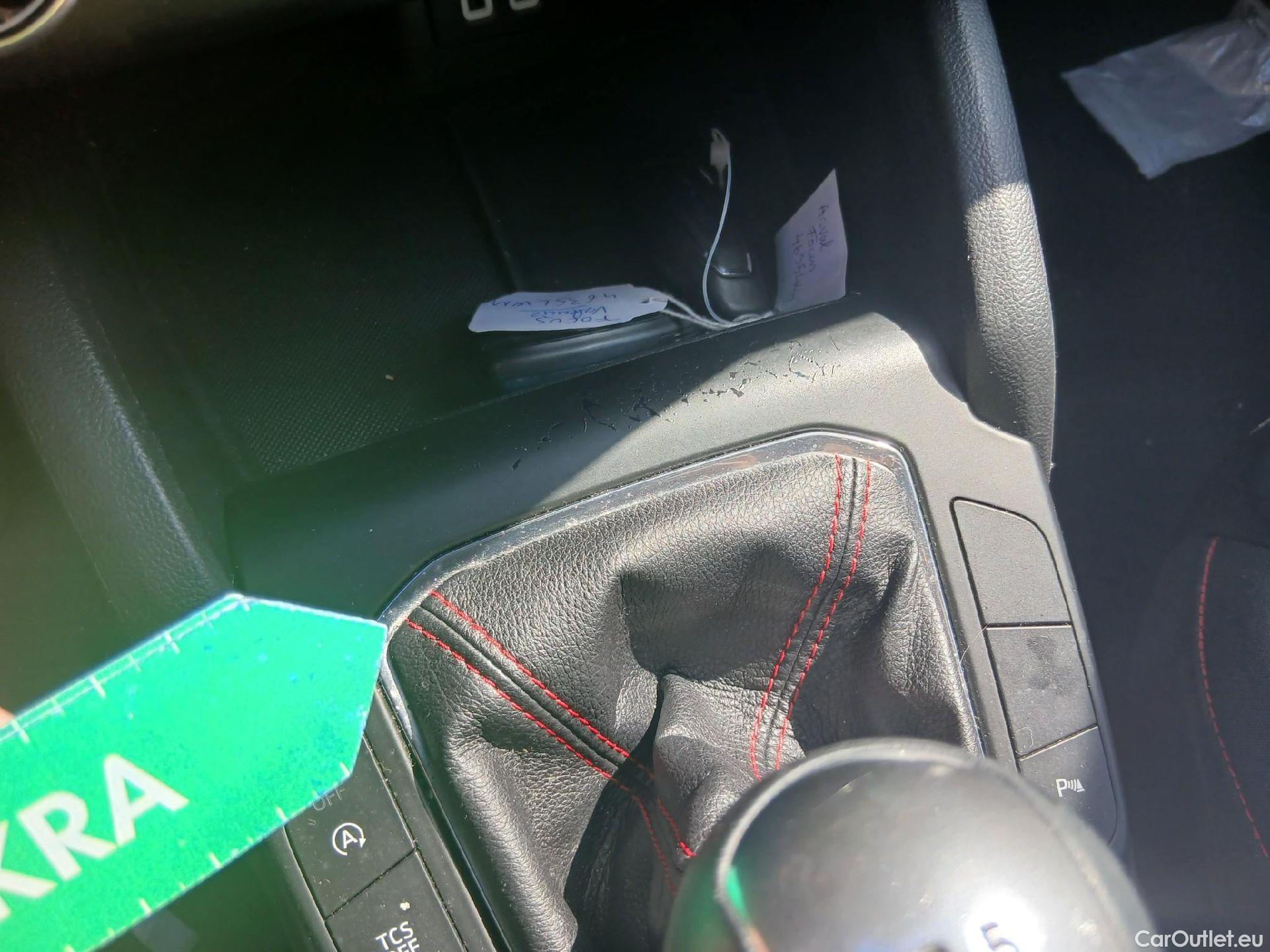  Ford  Focus FORD  / 2018 / 5P / berlina con portón 1.0 Ecoboost MHEV 92kW ST-Line #6