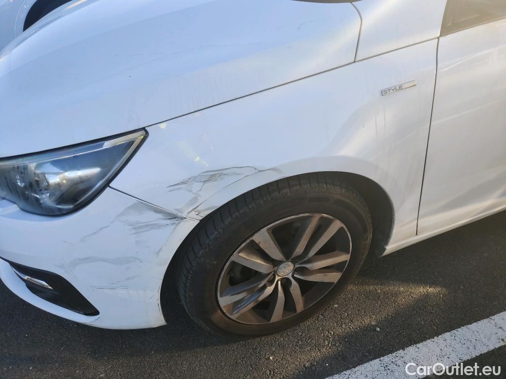  Peugeot  308 PEUGEOT  / 2017 / 5P / berlina con portón 5p Style BlueHDi 130 S&S #3