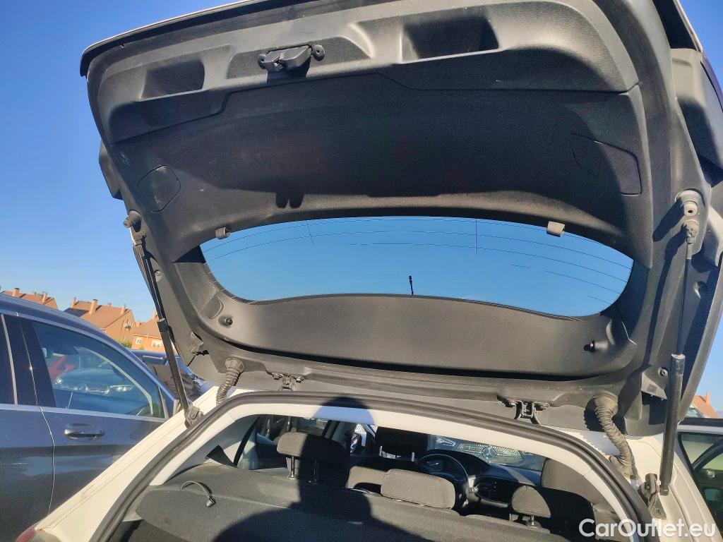  Peugeot  308 PEUGEOT  / 2017 / 5P / berlina con portón 5p Style BlueHDi 130 S&S #15