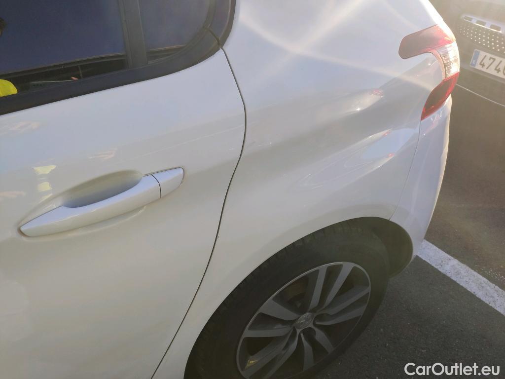  Peugeot  308 PEUGEOT  / 2017 / 5P / berlina con portón 5p Style BlueHDi 130 S&S #9