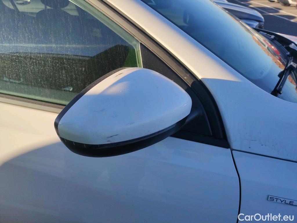  Peugeot  308 PEUGEOT  / 2017 / 5P / berlina con portón 5p Style BlueHDi 130 S&S #19