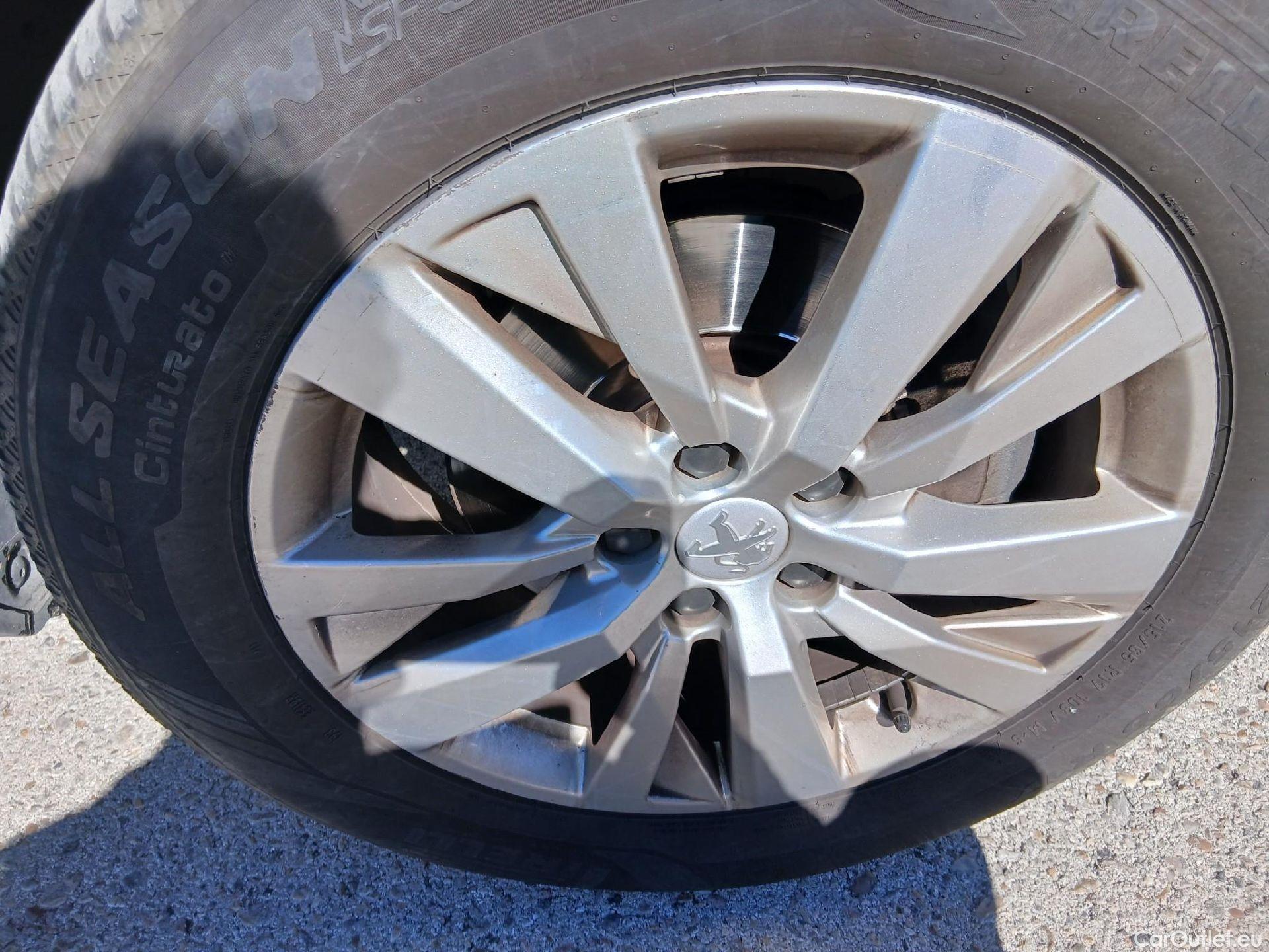  Peugeot  5008 PEUGEOT  / 2017 / 5P / todoterreno Active 1.5L BlueHDi 96kW (130CV) S&S #39