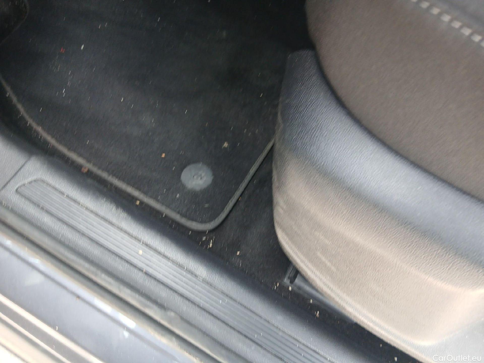  Volkswagen  T-CROSS VOLKSWAGEN  / 2018 / 5P / todoterreno Advance 1.0 TSI 70kW (95CV) (AC2) #3