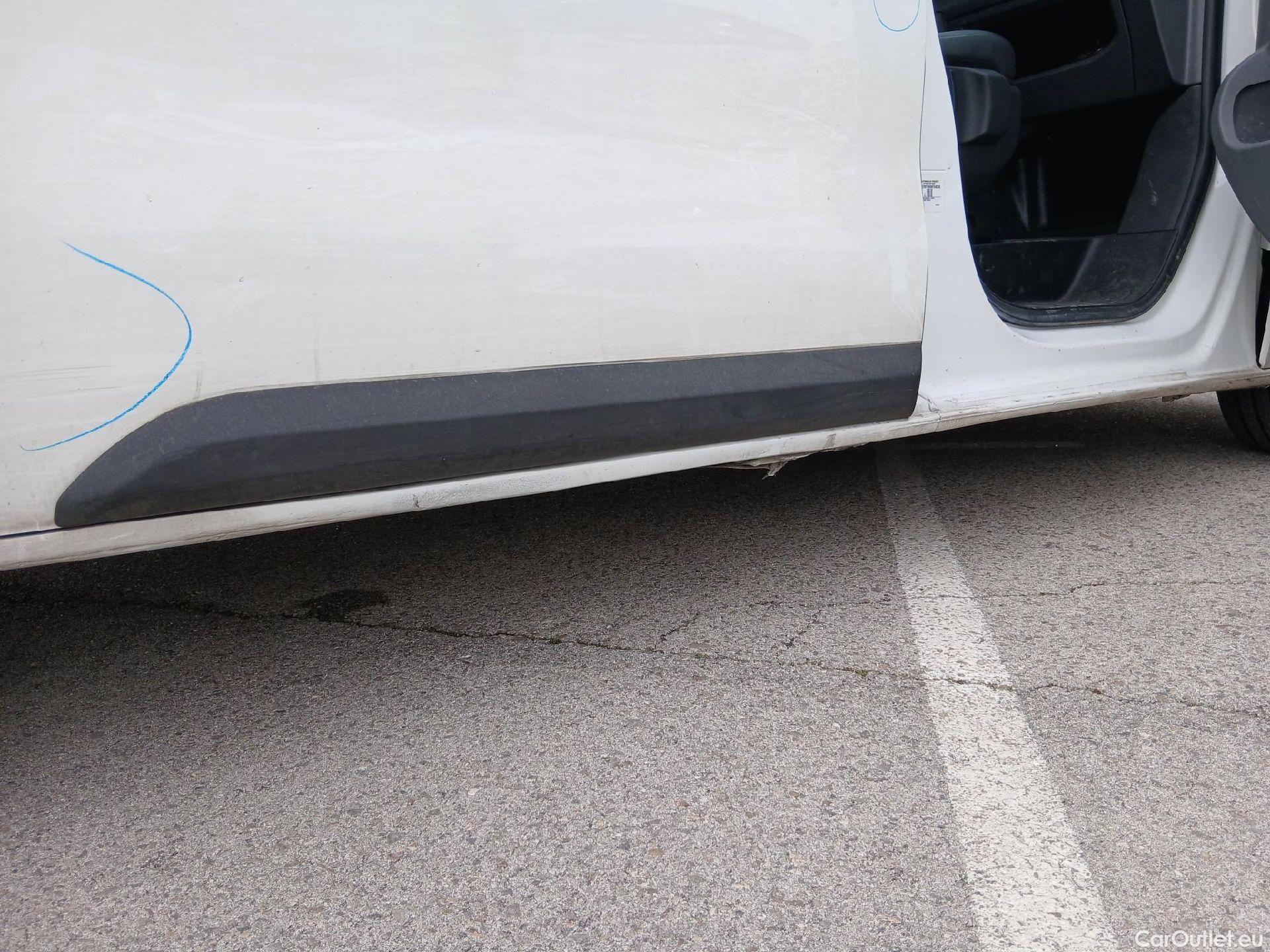  Opel  Vivaro OPEL  / 2019 / 4P / furgón 1.5 Diésel 74kW(100CV)M Std Exp #56