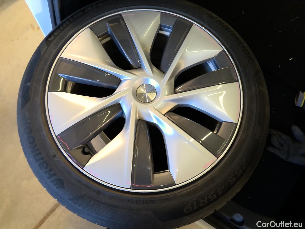  Tesla  Model Y  Long-Range AWD #2