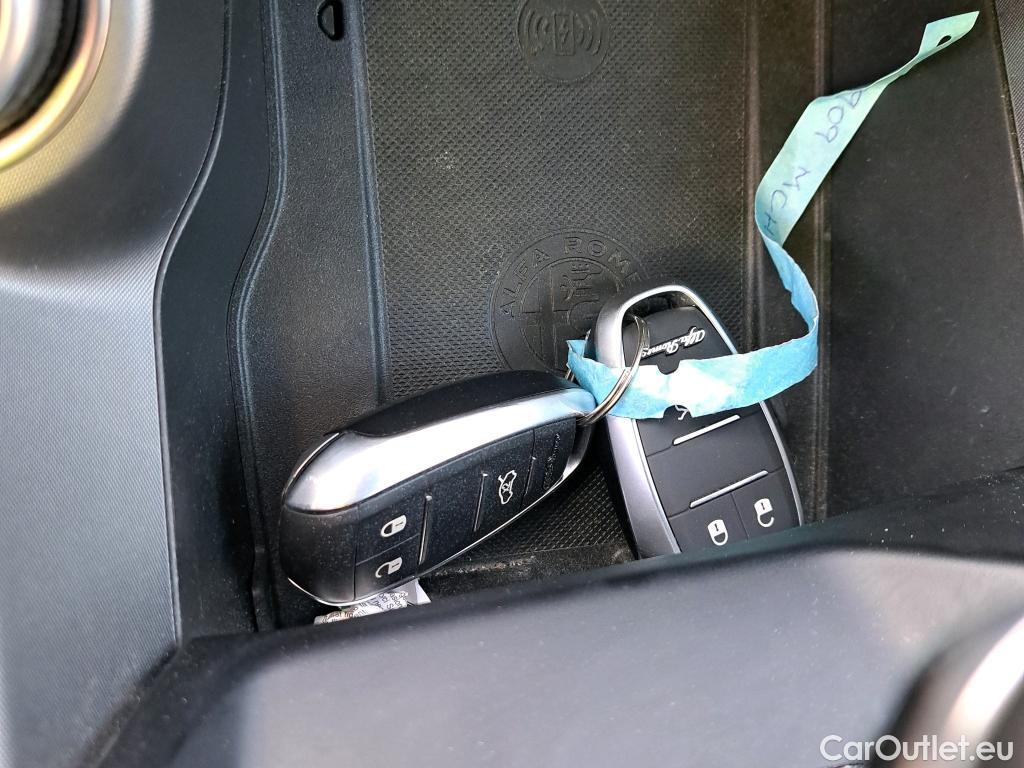  Alfa Romeo  TONALE Alfa Romeo  / 2022 / 5P / todoterreno 1.5 MHEV GASOLINA 130 CV SPRINT FWD #12