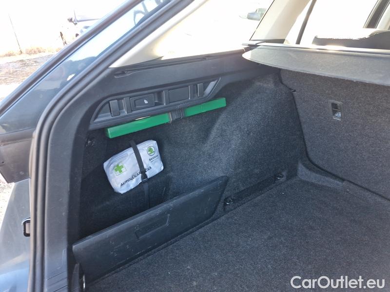  Skoda  Octavia  Lim. (NX3)(2020) Oct.Combi 2.0TDI 85 Style #8