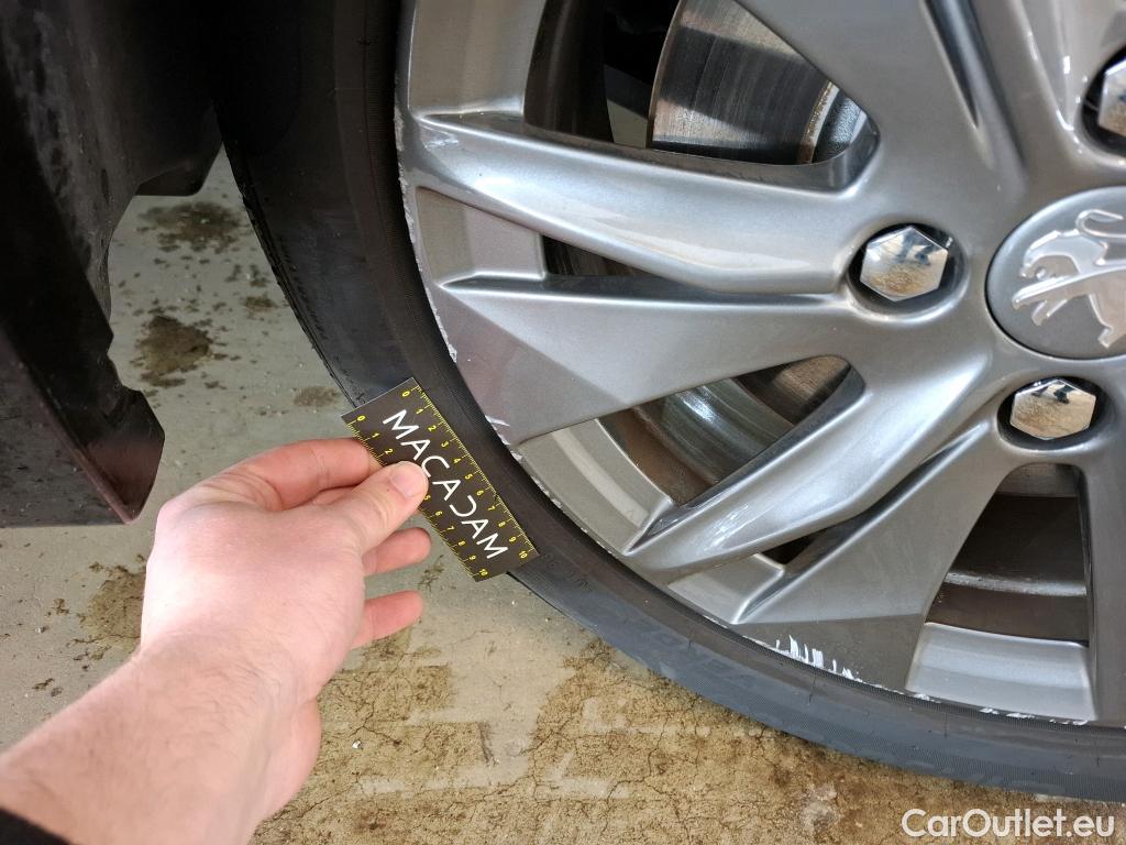  Peugeot  208  (e-) Allure Pack 50kWh BVA #18