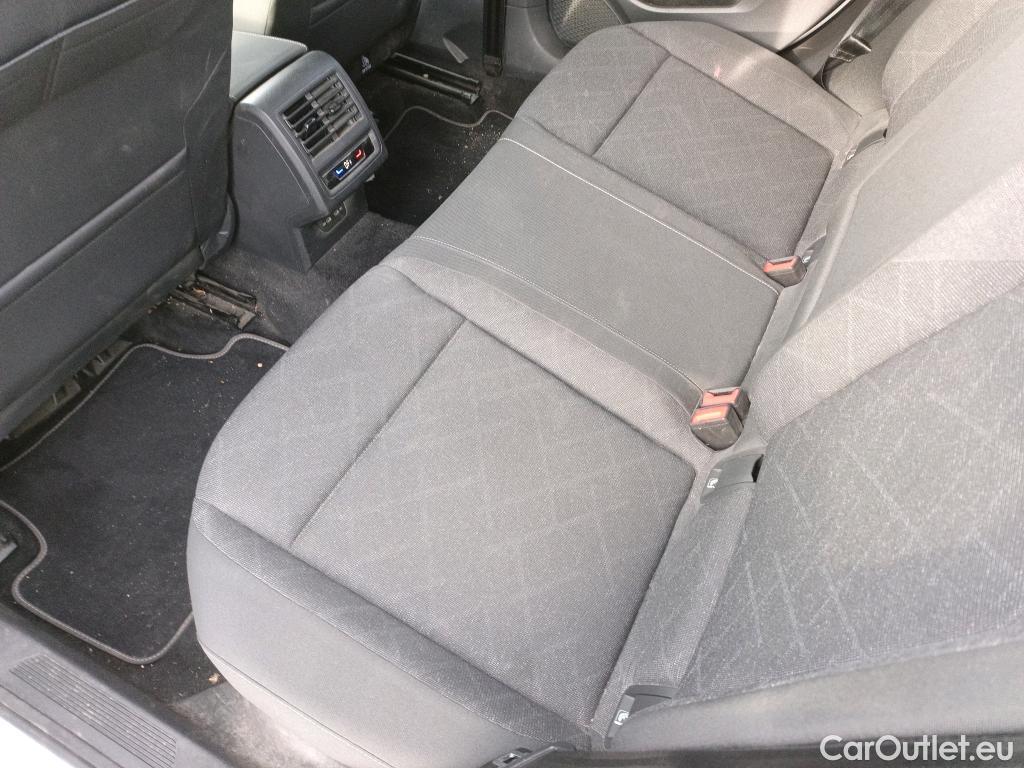  Volkswagen  Golf  VOLKSWAGEN / 2020 / 5P / berlina con portón Life 2.0 TDI 85kW (115CV) #3