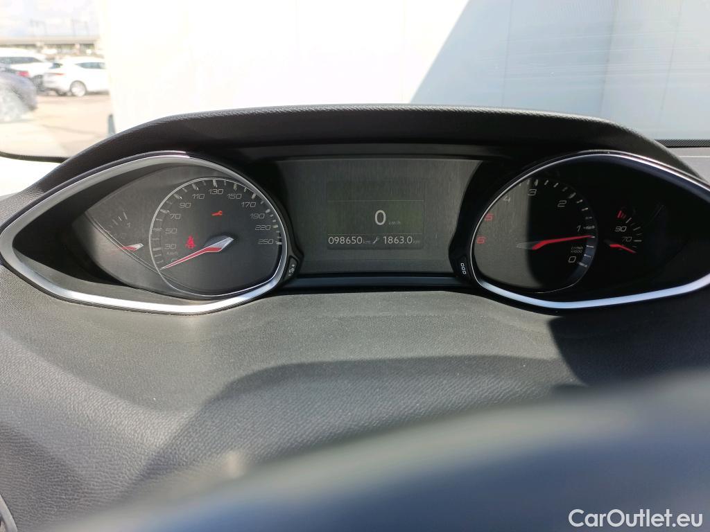  Peugeot  308 PEUGEOT  / 2017 / 5P / berlina con portón 5p Style BlueHDi 130 S&S #17