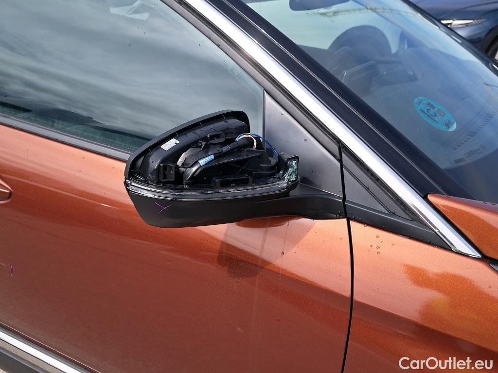  Peugeot  3008 PEUGEOT  / 2016 / 5P / todoterreno 1.2 PURETECH 96KW (130CV) ALLURE EAT8 #9