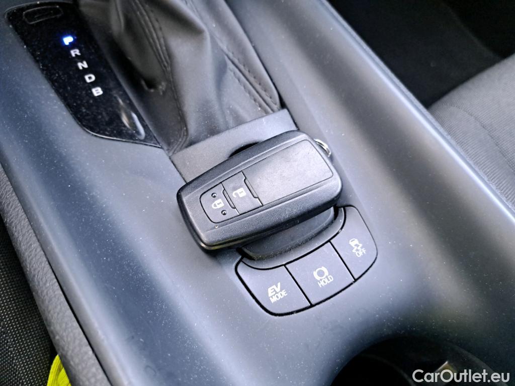  Toyota  C-HR TOYOTA  / 2019 / 5P / todoterreno 1.8 125H Active #1