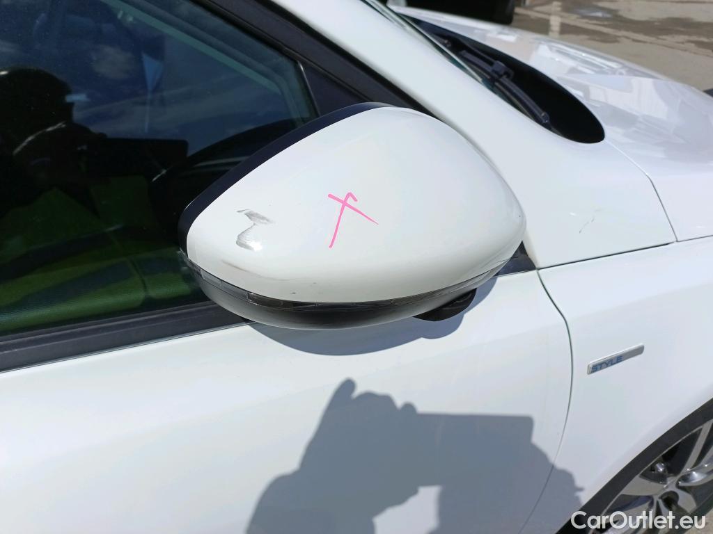  Peugeot  308 PEUGEOT  / 2017 / 5P / berlina con portón 5p Style BlueHDi 130 S&S #13