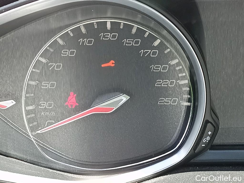  Peugeot  308 PEUGEOT  / 2017 / 5P / berlina con portón 5p Style BlueHDi 130 S&S #18