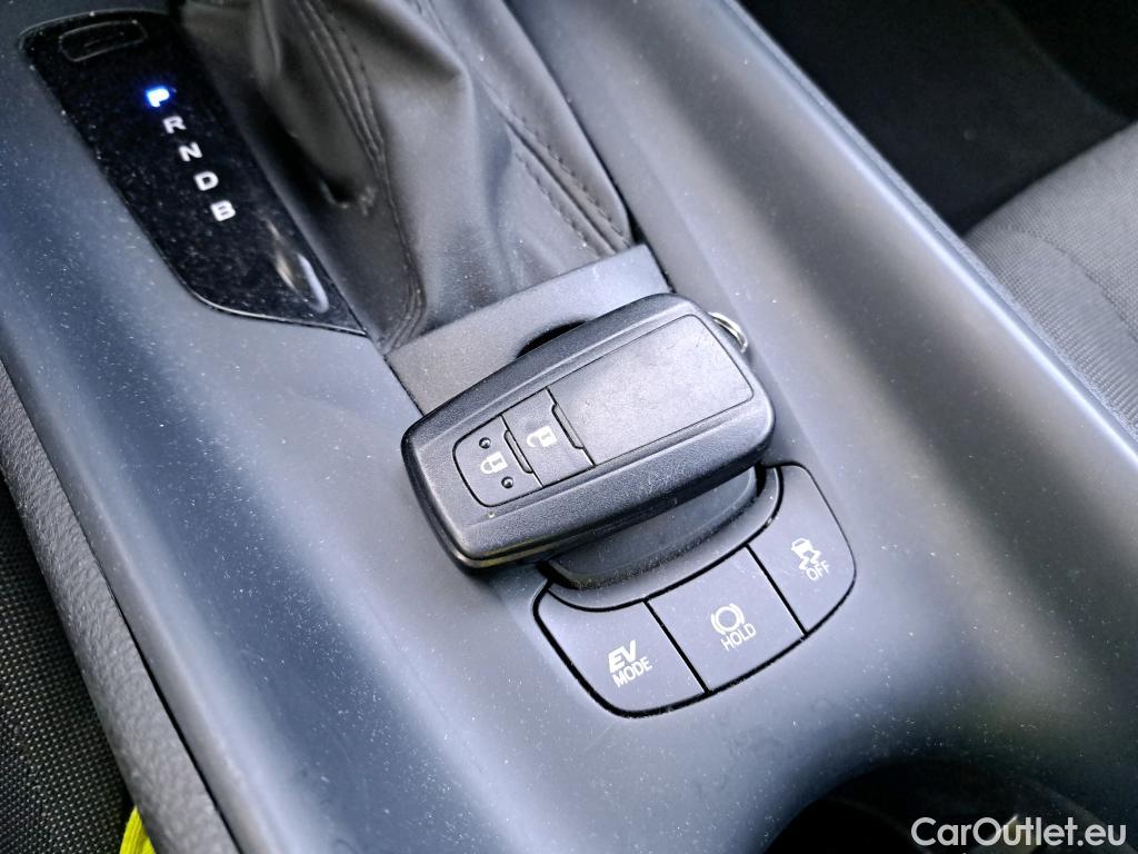  Toyota  C-HR TOYOTA  / 2019 / 5P / todoterreno 1.8 125H Active #2