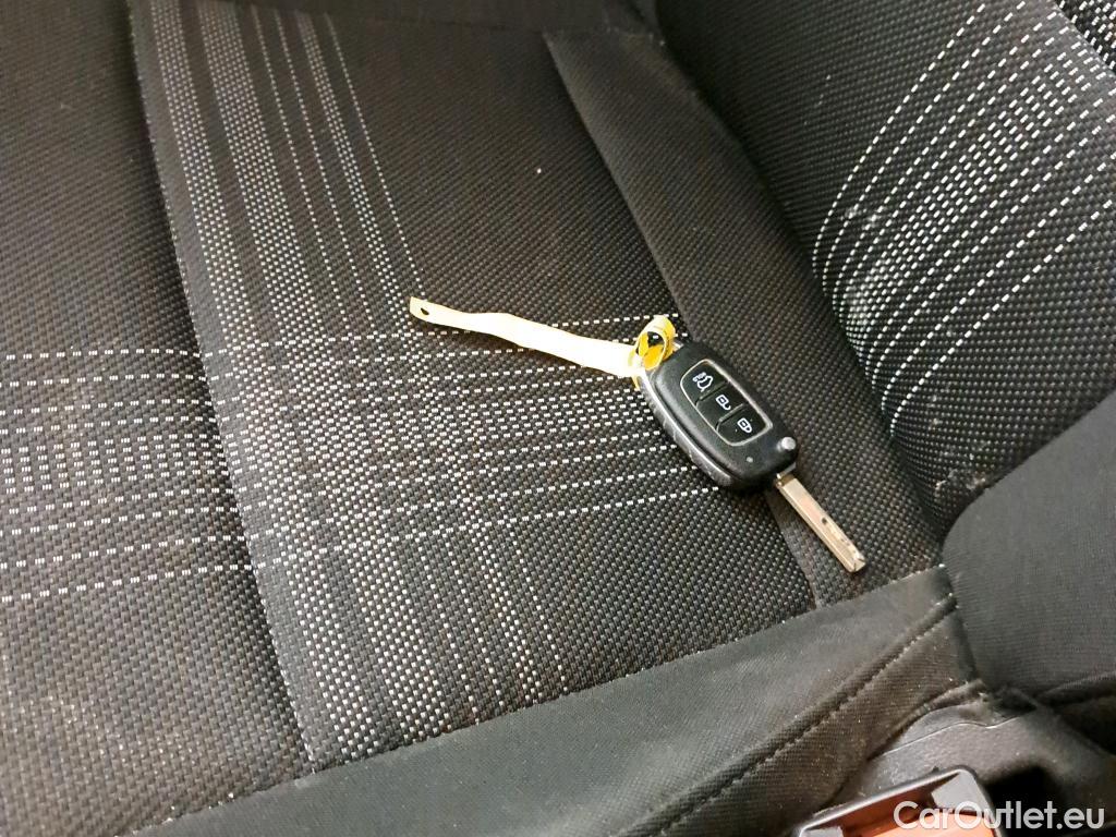  Hyundai  i20 HYUNDAI  / 2020 / 5P / berlina con portón 1.0 TGDI 74kW (100CV) 48V Essence #4